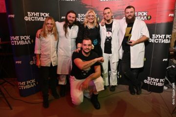 Pobednici 6 Bunt rok festivala bend SANITARIUM i aurtorka festivala Branka Glavonjic i tamb